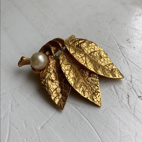 (CLOSET CLOSING FINAL SALE) Lovely Vintage Pearl Gold Leaf Brooch - Picture 3 of 5